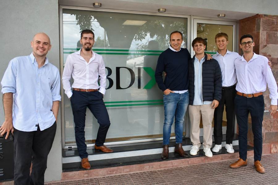 El equipo BDI frente a la oficina de Ascensión